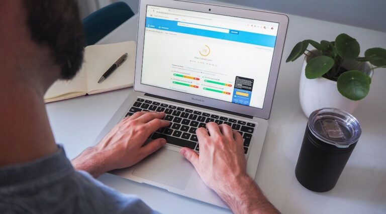What does a social media manager do?